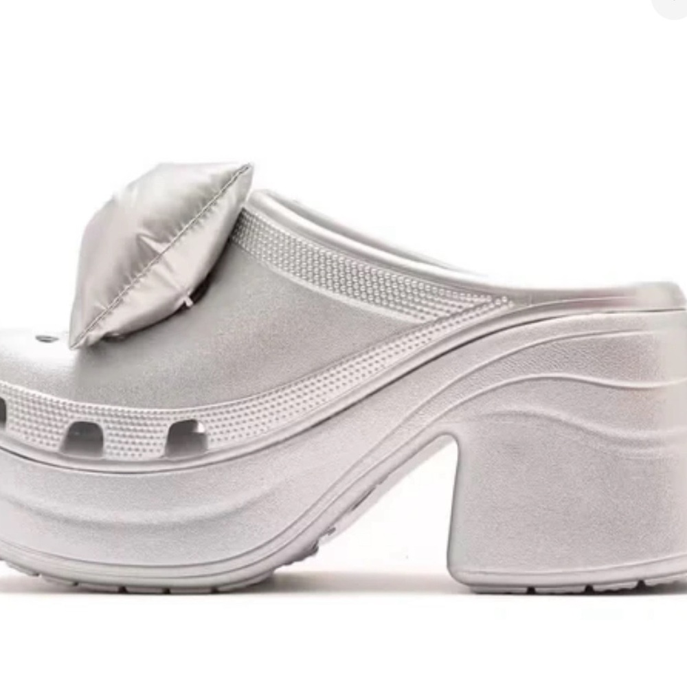 Iso silver metallic siren bow croc. Sz m9/w11 or m8/w10